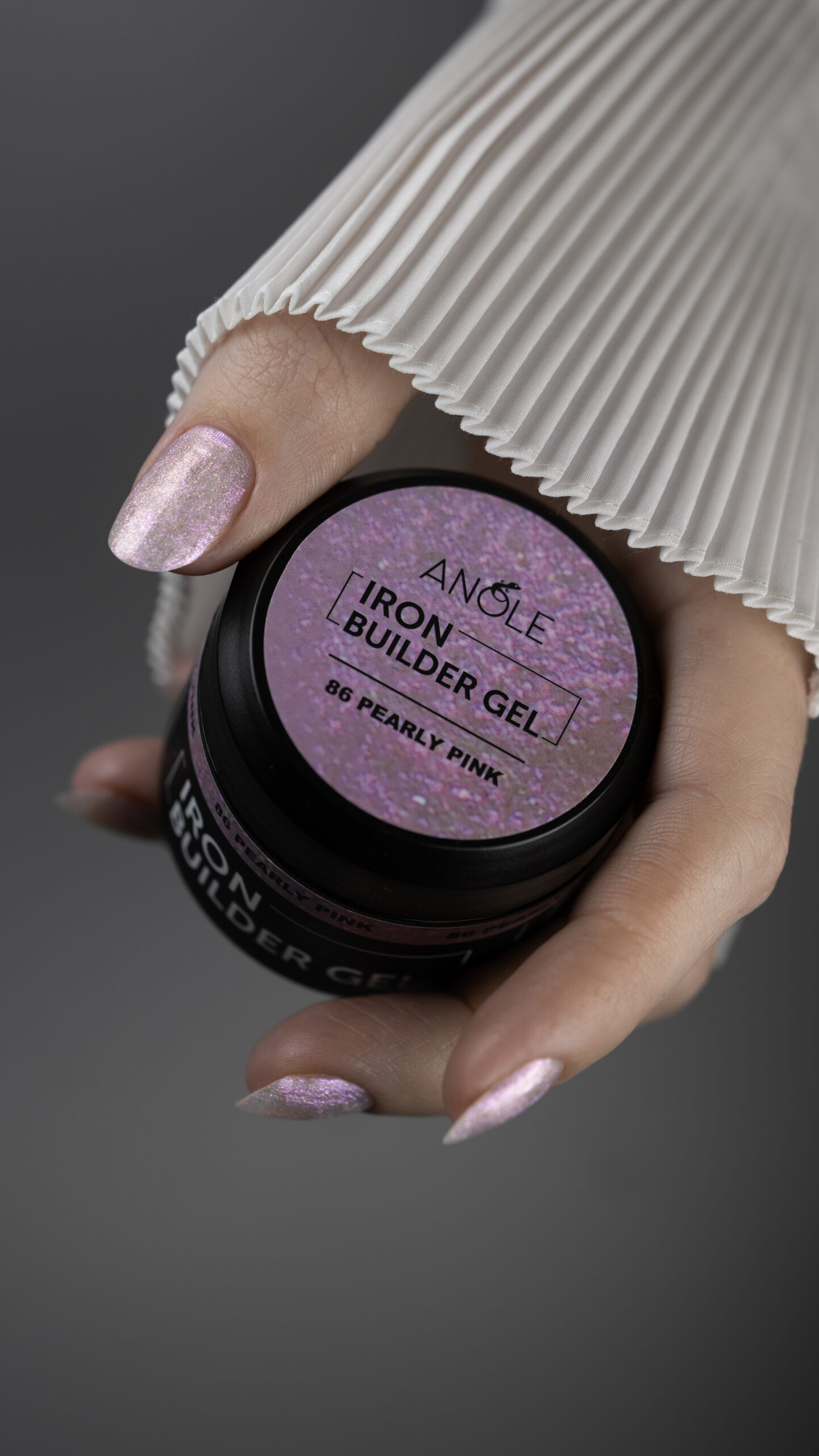Anole Iron Buildergel 86 met mermaid glitters in setje op handen