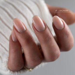 iron99 op de handen, naturelle nagels met glitter inlay